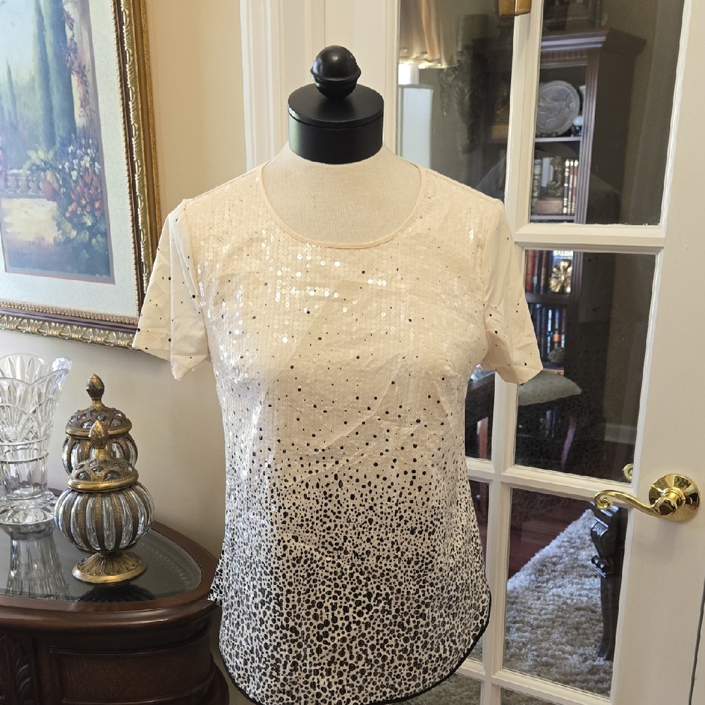 Merona Cream Black Sequin Short Sleeve Top Round Neck Button Back CurveHem S EUC